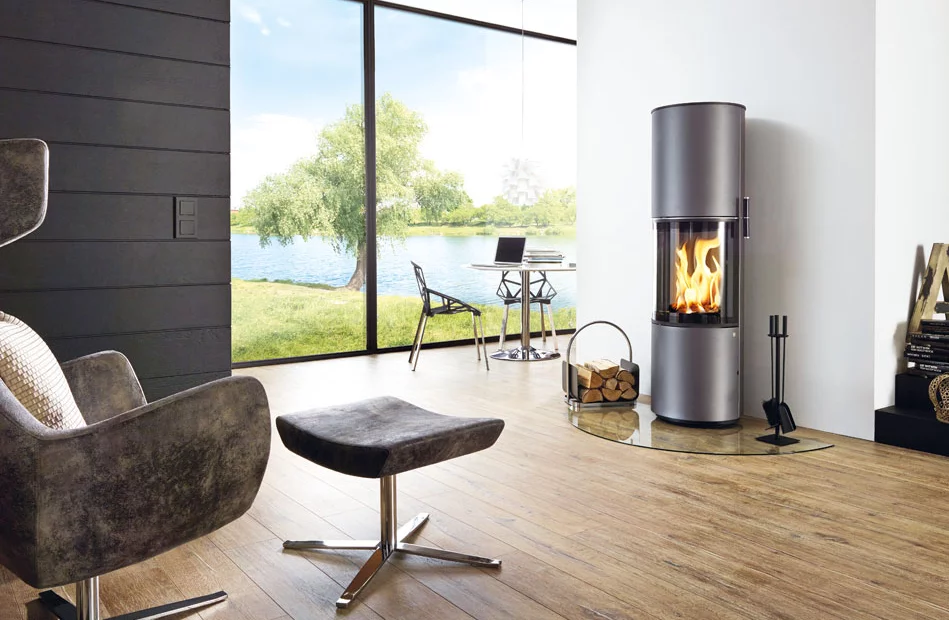 Runder Kamin-Ofen in modernem Wohnzimmer